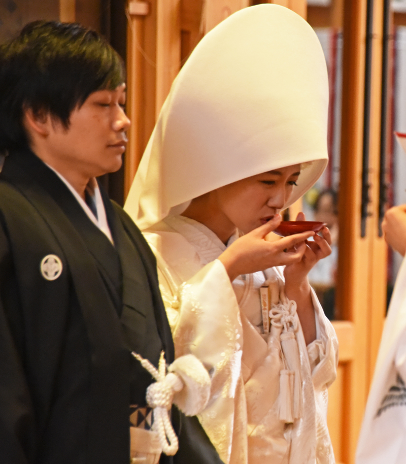 神前式での新郎新婦