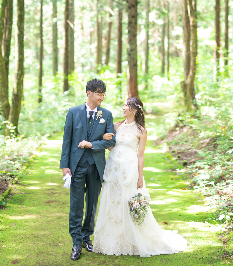 苔の道を歩く新郎新婦