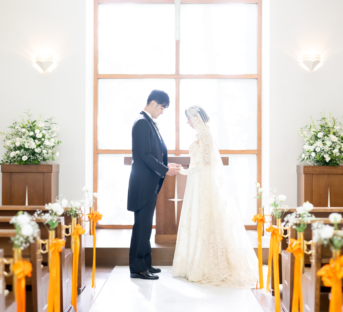 指輪を交換する新郎新婦