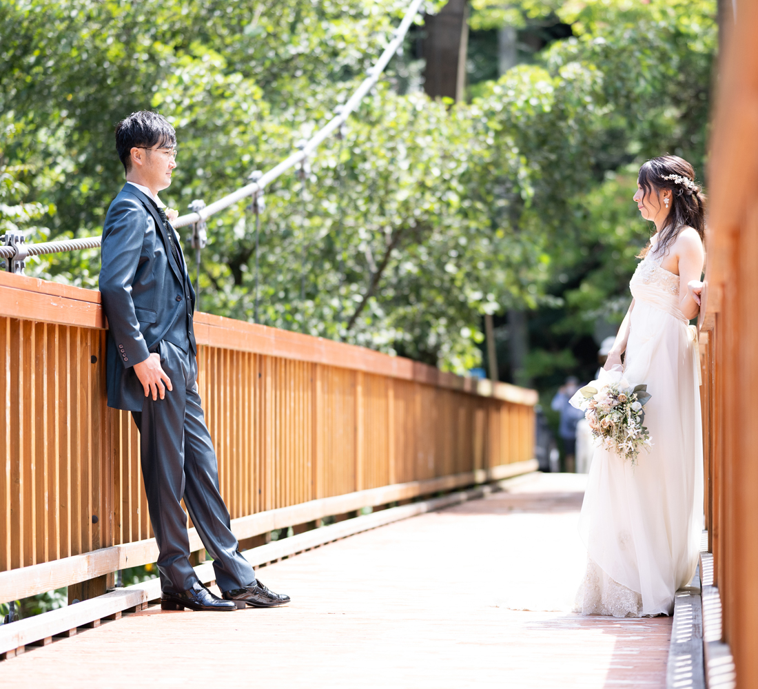 橋の上で向き合う新郎新婦