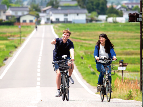 サイクリングで安曇野を楽しそうに走る2人組