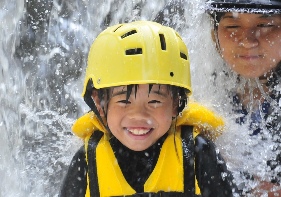 水遊びを堪能する子供