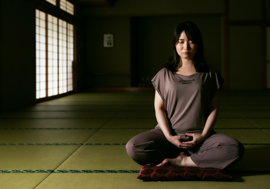 座禅を組む女性