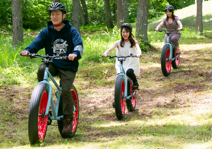 ファットバイクで森の中を走るイメージ