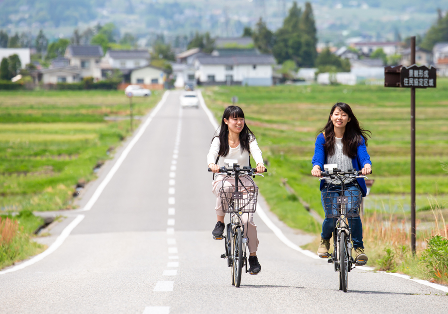 自転車で自然を走るイメージ