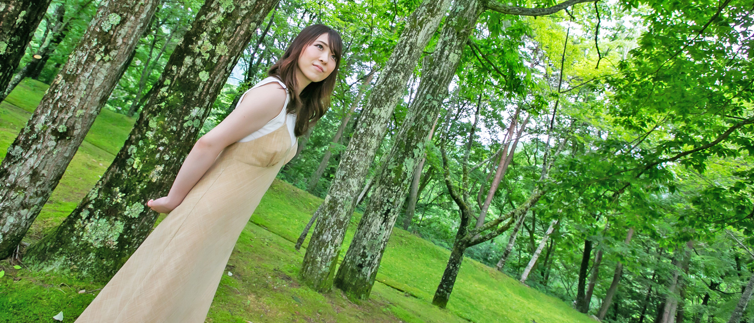 森の中でリフレッシュする女性のイメージ